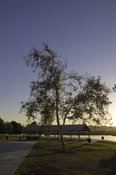 Parc lac pique-nique abri au coucher du soleil — Photo