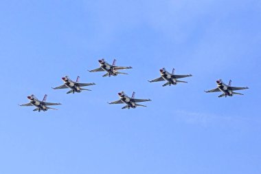 Uçak bizi Hava Kuvvetleri Thunderbirds jet savaşçıların 2016 Huntington Beach Air Show'da California gerçekleştirme
