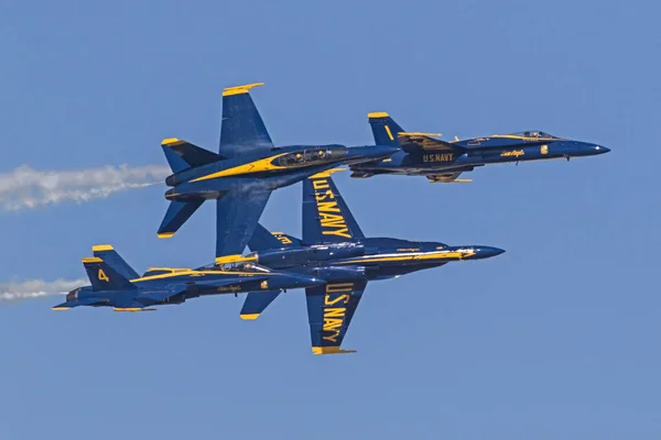 Aereo Navy Blue Angels F-18 Hornet in volo al Miramar Air Show 2016 a San Diego — Foto Stock