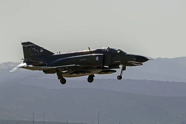 Flugzeug F-4 Phantom Jet Kampfflugzeug fliegt auf der Miramar Air Show 2016 in San Diego — Stockfoto