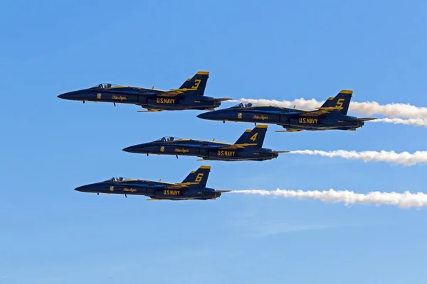 Flugzeug marine blue angels f-18 hornet flying at 2016 miramar air show in san diego — Stockfoto