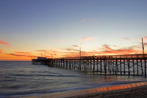 Cais de praia ao pôr-do-sol em Newport Beach, Califórnia — Fotografia de Stock