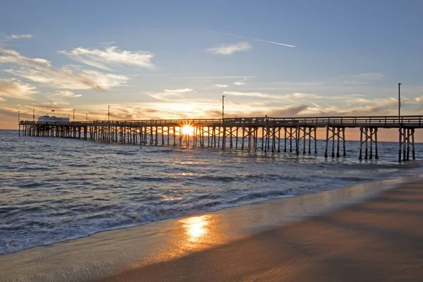 Západ slunce na molu v Newport Beach, Kalifornie v zimě — Stock fotografie