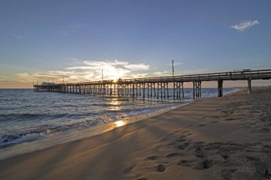 Plaj kış günbatımı Newport Beach, Kaliforniya iskele ve sahil