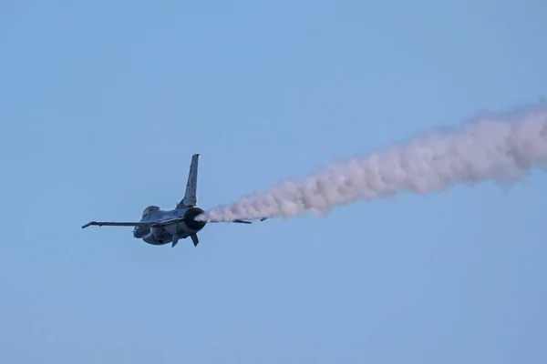 Airplane F-16 Thunderbirds jet fighter flying at 2016 Air Show — Stock Photo, Image