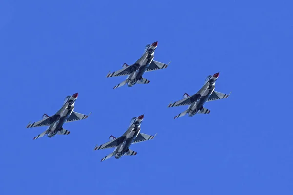 Airplane F-16 Thunderbirds jet fighters flying at 2016 Air Show — Stock Photo, Image