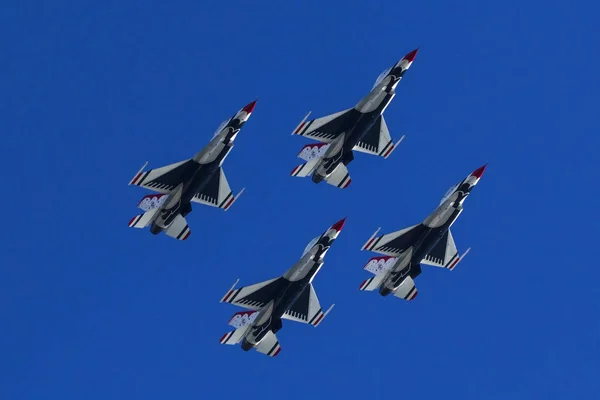 Airplane F-16 Thunderbirds jet fighters flying at 2016 Air Show — Stock Photo, Image