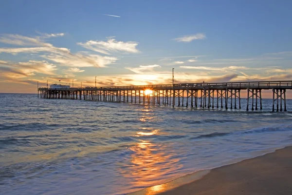 Puesta de sol de invierno de playa en Newport Beach, muelle y orilla de California —  Fotos de Stock
