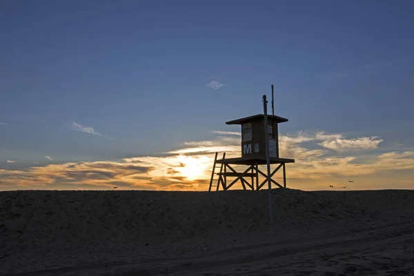 Zonsondergang in de winter op de pier Newport Beach, Californië en shore Beach — Stockfoto