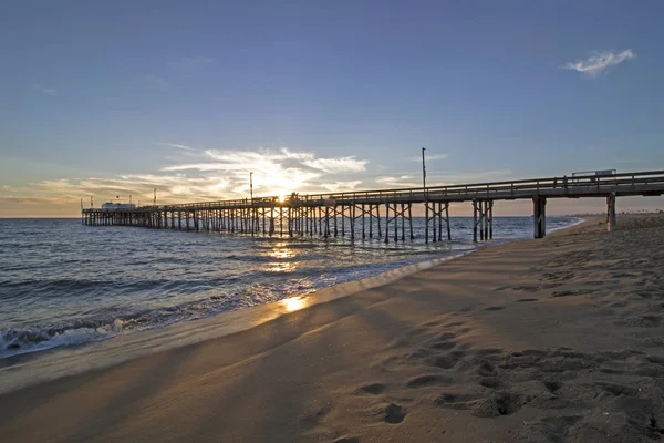 Puesta de sol de invierno de playa en Newport Beach, muelle y orilla de California —  Fotos de Stock