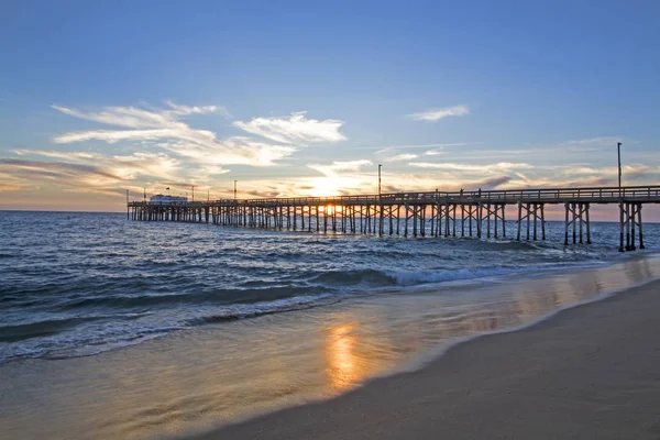 Puesta de sol de invierno de playa en Newport Beach, muelle y orilla de California — Foto de Stock