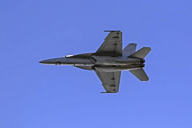 Uçak F-18 jet 2017 Huntington Beach Air Show'da Güney Kaliforniya'da uçan avcı