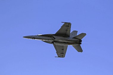 2016 Huntington Beach Air Show uçan uçak bizi askeri F-18 savaş uçağı