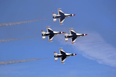 Uçak bizi Hava Kuvvetleri Thunderbirds F-16 jet 2016 Huntington Beach Air Show'da Güney Kaliforniya'da uçan avcı