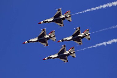Uçak bizi Hava Kuvvetleri Thunderbirds F-16 jet 2016 Huntington Beach Air Show'da Güney Kaliforniya'da uçan avcı
