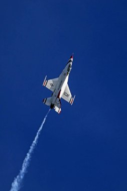 Uçak bizi Hava Kuvvetleri Thunderbirds F-16 jet 2016 Huntington Beach Air Show'da Güney Kaliforniya'da uçan avcı