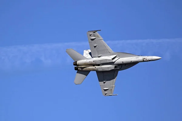 Airplane F-18 jet fighters flying at the 2016 Huntington Beach Air Show in Southern California — Stock Photo, Image