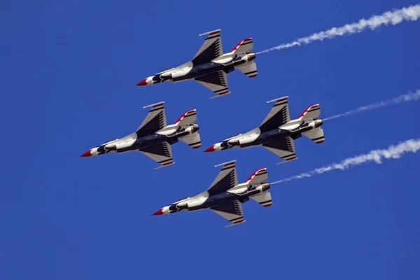 Αεροπλάνο μας Air Force Thunderbirds f-16 μαχητικά αεροσκάφη που πετούν στο 2016 Χάντινγκτον Μπιτς Air Show στη Νότια Καλιφόρνια — Φωτογραφία Αρχείου