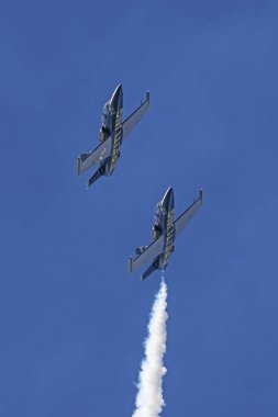 Uçak Breitling Jet birimi 2017 Huntington Beach Air Show'da California yaklaşıyor