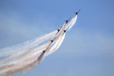 Uçak Breitling Jet birimi 2017 Huntington Beach Air Show'da California yaklaşıyor