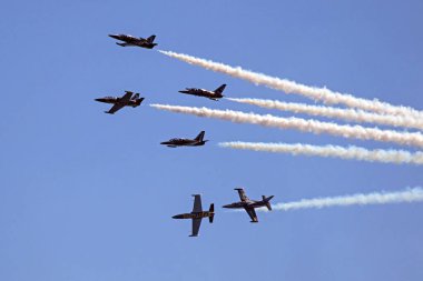 Uçak Breitling Jet birimi 2017 Huntington Beach Air Show'da California yaklaşıyor