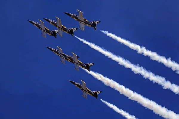 Αεροπλάνο Breitling Jet Team που φέρουν στο 2017 Χάντινγκτον Μπιτς Air Show στην Καλιφόρνια — Φωτογραφία Αρχείου