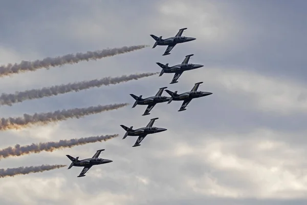 Літак Breitling Jet команда політ в 2017 Хантінгтон-Біч Air Show в Каліфорнії — стокове фото