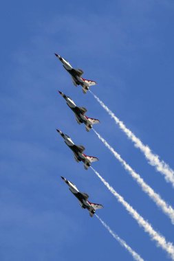 Uçak bizi Hava Kuvvetleri Thunderbirds savaş uçağı Kaliforniya'da 2016 Huntington Beach Air Show'da stunts gerçekleştirmek
