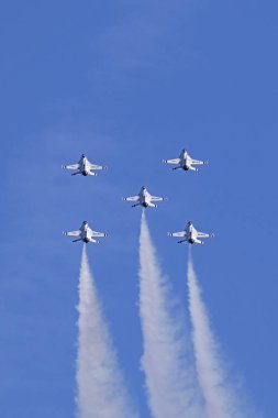 Uçak bizi Hava Kuvvetleri Thunderbirds savaş uçağı Kaliforniya'da 2016 Huntington Beach Air Show'da stunts gerçekleştirmek