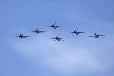 Uçak bizi Hava Kuvvetleri Thunderbirds savaş uçağı Kaliforniya'da 2016 Huntington Beach Air Show'da stunts gerçekleştirmek