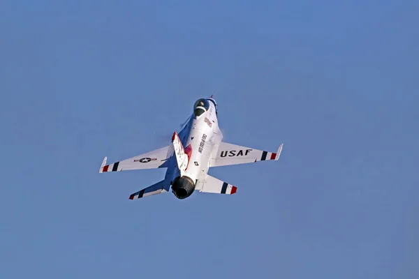 Airplane US Air Force Thunderbirds fighter jet performing stunts at the 2016 Huntington Beach Air Show in California — Stock Photo, Image