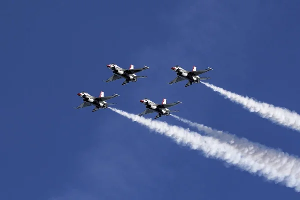 Avión Fuerza Aérea de EE.UU. Thunderbirds aviones de combate realizando acrobacias en el 2016 Huntington Beach Air Show en California —  Fotos de Stock