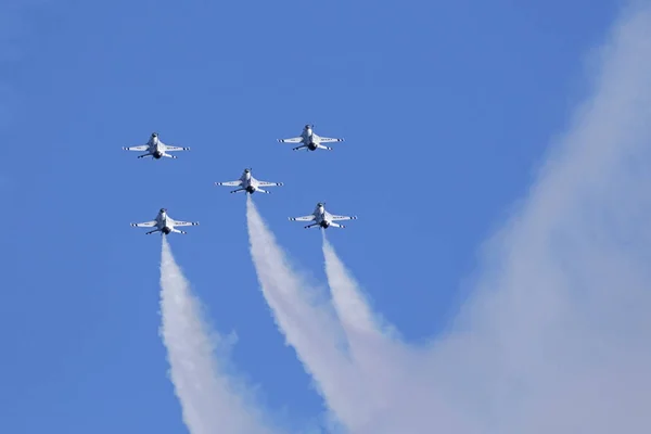 Avión Fuerza Aérea de EE.UU. Thunderbirds aviones de combate realizando acrobacias en el 2016 Huntington Beach Air Show en California — Foto de Stock