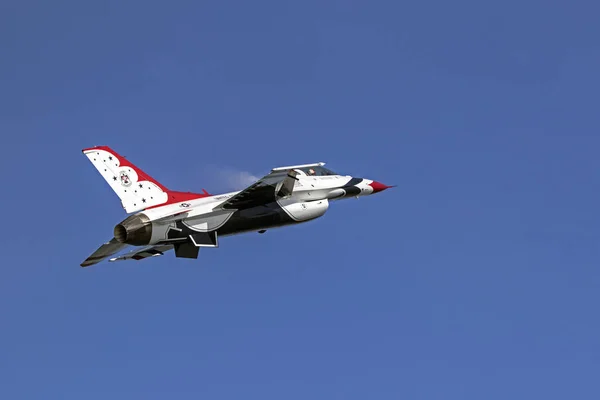 Airplane US Air Force Thunderbirds fighter  performing stunts at the 2016 Huntington Beach Air Show in California — Stock Photo, Image