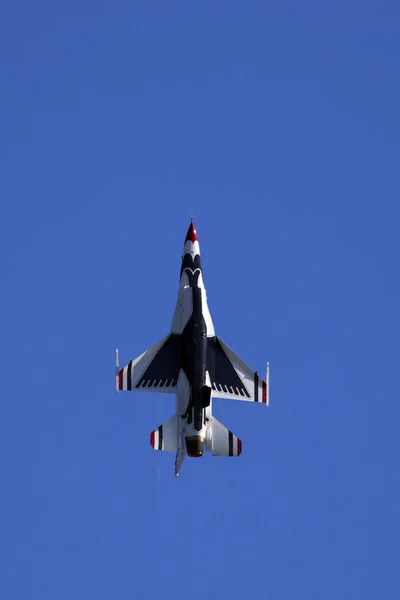 Airplane US Air Force Thunderbirds fighter jets performing stunts at the 2016 Huntington Beach Air Show in California — Stock Photo, Image