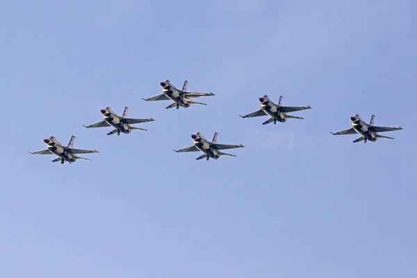 Flygplan oss Air Force Thunderbirds stridsflygplan utför stunts på 2016 Huntington Beach Air Show i Kalifornien — Stockfoto