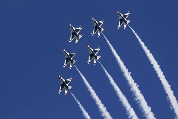 Αεροπλάνο μας Air Force Thunderbirds μαχητικά αεροσκάφη που εκτελούν φιγούρες στο 2016 Χάντινγκτον Μπιτς Air Show στην Καλιφόρνια — Φωτογραφία Αρχείου