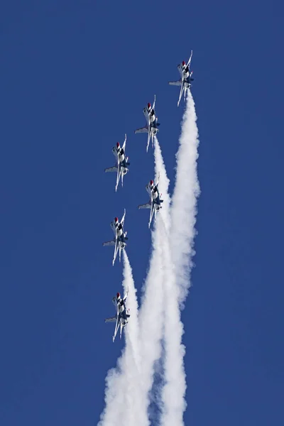 Aereo US Air Force Thunderbirds caccia che esegue acrobazie al 2016 Huntington Beach Air Show in California — Foto Stock