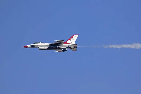 Airplane US Air Force Thunderbirds fighter jet performing stunts at the 2016 Huntington Beach Air Show in California — Stock Photo, Image