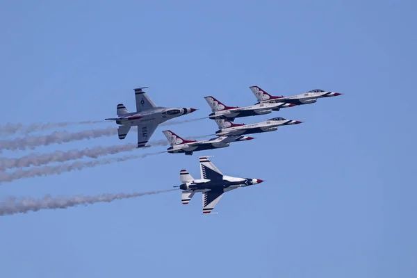 Airplane US Air Force Thunderbirds fighter jet performing stunts at the 2016 Huntington Beach Air Show in California — Stock Photo, Image