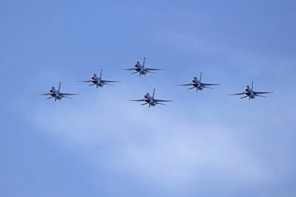 Avión Fuerza Aérea de EE.UU. Thunderbirds aviones de combate realizando acrobacias en el 2016 Huntington Beach Air Show en California —  Fotos de Stock