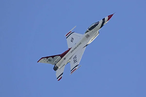 Avión Fuerza Aérea de EE.UU. Thunderbirds avión de combate realizando acrobacias en el 2016 Huntington Beach Air Show en California — Foto de Stock