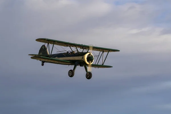 Flugzeug-Oldtimer-Doppeldecker beim Kabelflug 2017 in Kalifornien — Stockfoto