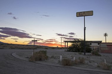 Çöl benzin istasyonunda Salton Denizi California Çölü'nde terk edilmiş.