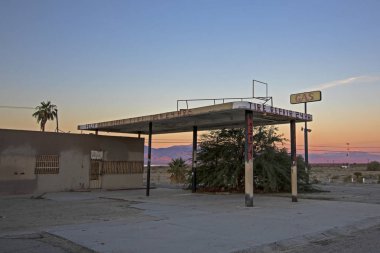 Çöl benzin istasyonunda Salton Denizi California Çölü'nde terk edilmiş.