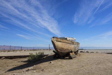 Çöl terk edilmiş teknede kuraklık sırasında California Çölü'nde Salton Denizi