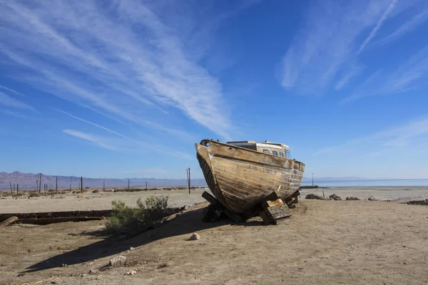 Woestijn verlaten boot tijdens droogte op Salton zee in California woestijn — Stockfoto