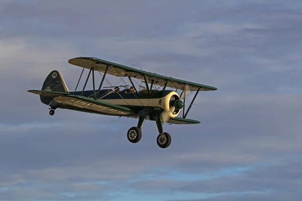 Avião biplano vintage voando no show aéreo — Fotografia de Stock