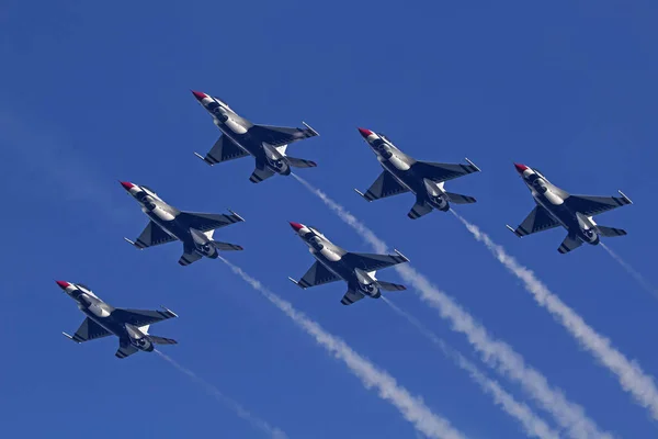 Pesawat tempur jet Angkatan Udara AS Thunderbirds — Stok Foto