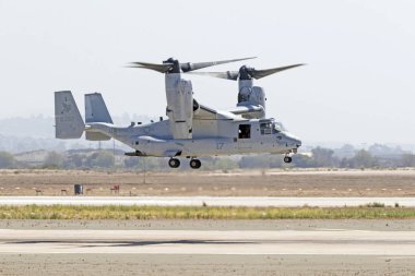 2016 Miramar Air Show'da San Diego'da uçan helikopter Mv-22 Osprey uçak